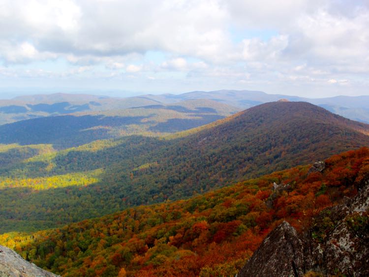 Uitzicht op Mary's Rock vanaf de Pinnacle, Shenandoah NP's Rock from the Pinnacle, Shenandoah NP