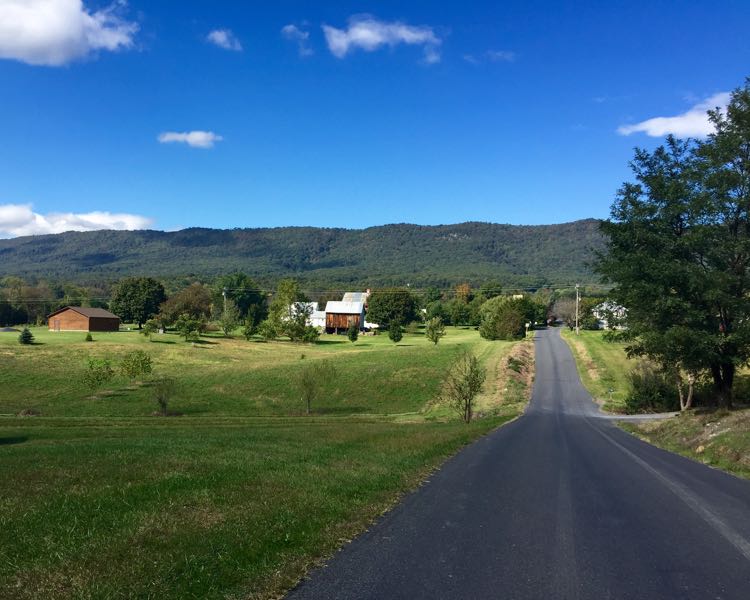 Scenic road Shenandoah Valley north