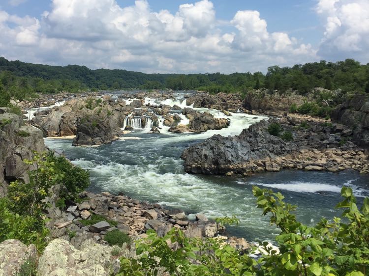 Great Falls Park VA acqua bassa in estate