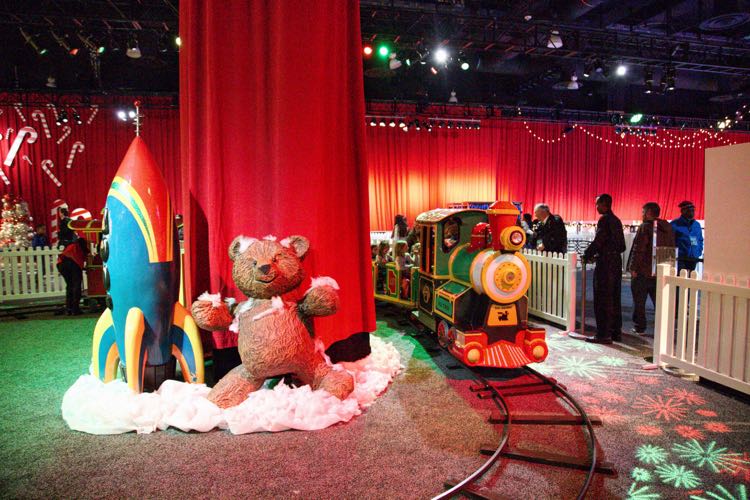 Christmas Village Gaylord National Resort, photo by Chris Militzer
