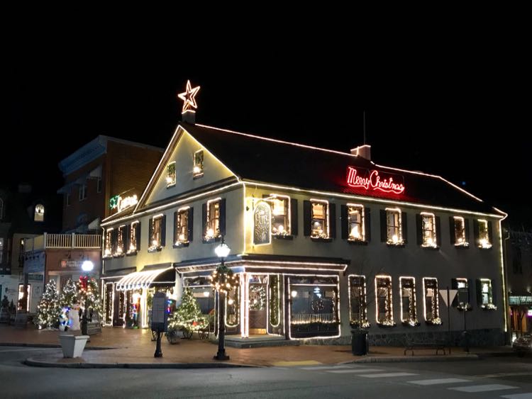 https://www.funinfairfaxva.com/wp-content/uploads/2017/12/The-Pub-and-Restaurant-Gettysburg-Christmas.jpg