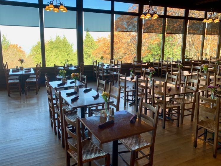 Genießen Sie das Herbstlaub mit einer Mahlzeit im Skyland Dining Room im Shenandoah NP