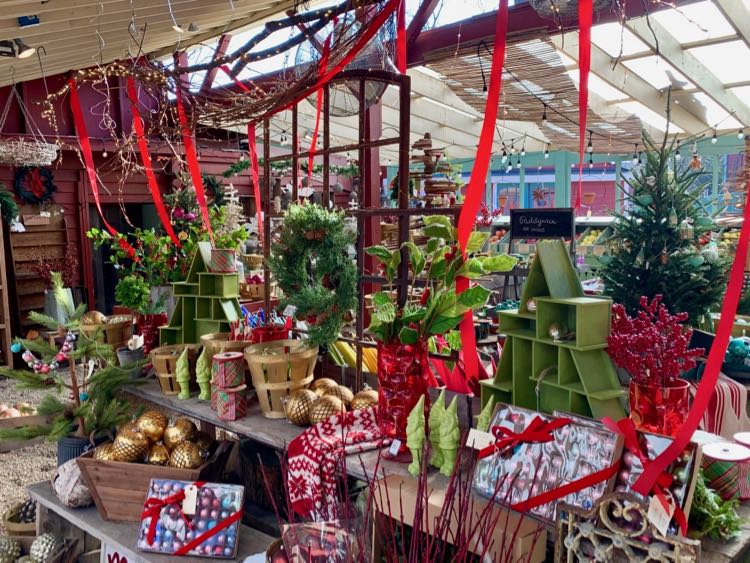 Mercado de productos navideños en una granja