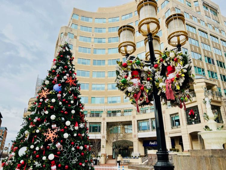 Reston Town Center Christmas lights and decorations