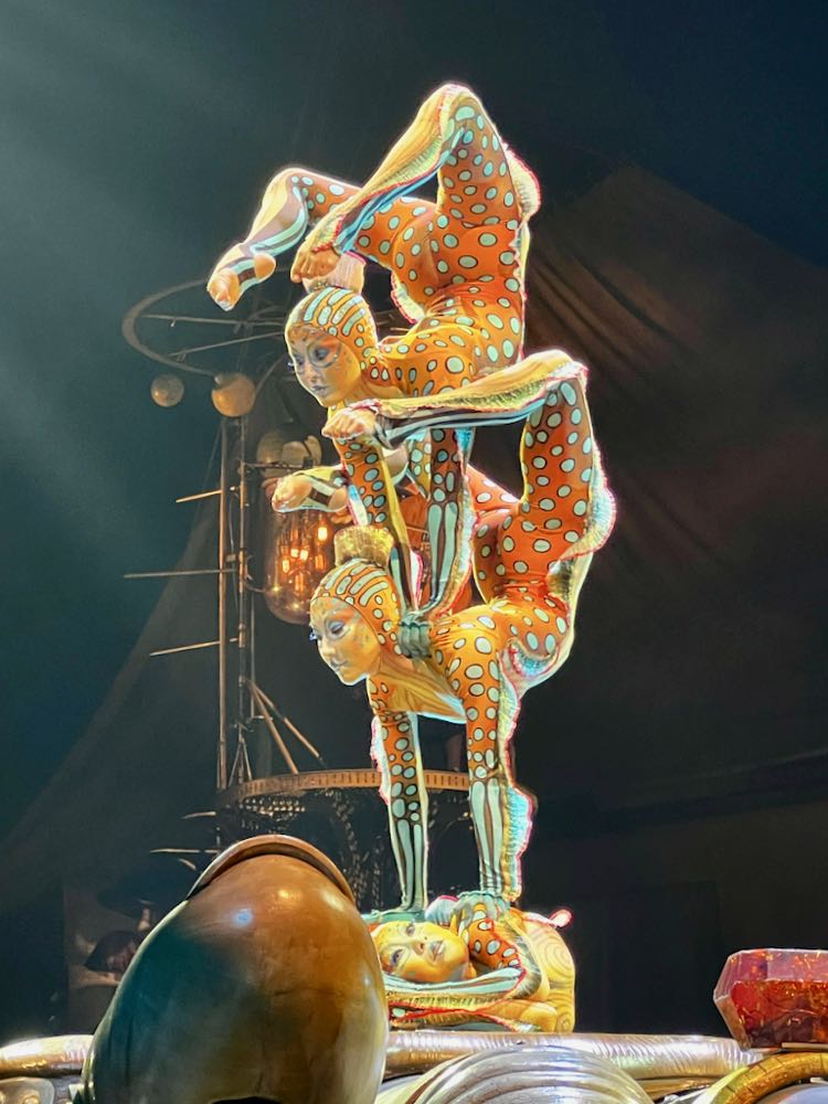 Electric Eel contortionists in Kurios bend into fantastical shapes