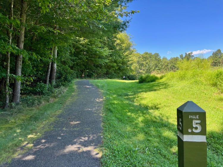 Trail distance marker in Blooms Park