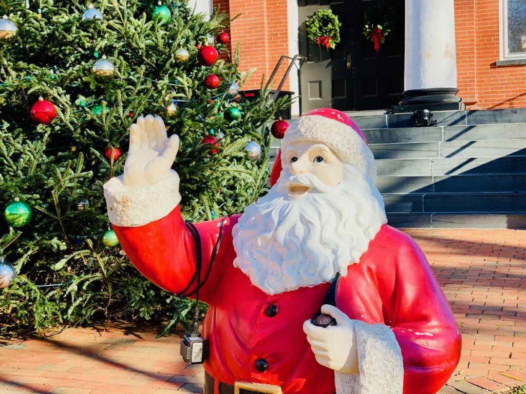 Leesburg Virginia Santa and Christmas Tree